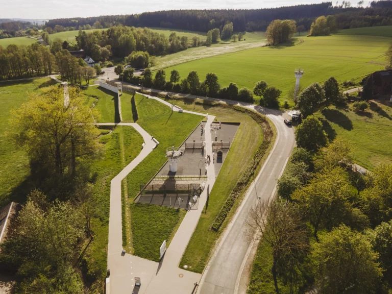 Luftaufnahme der Grenzanlage am Deutsch-Deutschen Museum Mödlareuth mit Wachturm und Besucherwegen