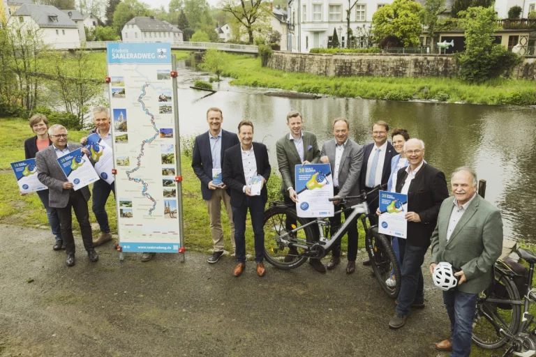 Bei der Pressekonferenz (von links): Anja Naumann, Hermann Seiferth, Alexander Künzl (alle vom Organisationsteam am Landratsamt), Bürgermeister Marc Ultsch (Döhlau), Bürgermeister Stefan Breuer (Oberkotzau), Landrat Dr. Oliver Bär, Bürgermeister Matthias Beyer (Köditz), Bürgermeister Heiko Hain (Weißdorf), Bürgermeisterin Patricia Ruber (Berg), Bürgermeister Hans-Peter Baumann (Schwarzenbach a.d.S.), Bürgermeister Horst Penzel (Zell i.F.)