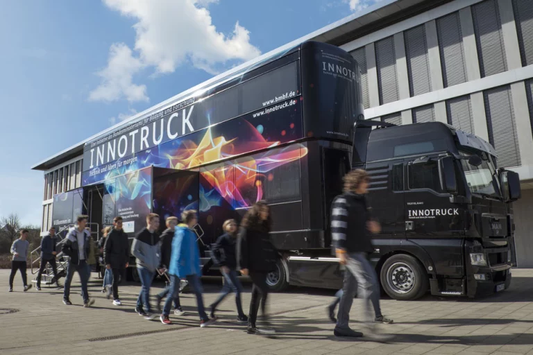 Landkreis Hof holt mit Smart City den „InnoTruck“ nach Rehau