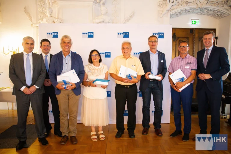 IHK ehrt Prüferinnen und Prüfer für langjähriges Engagement im Ehrenamt