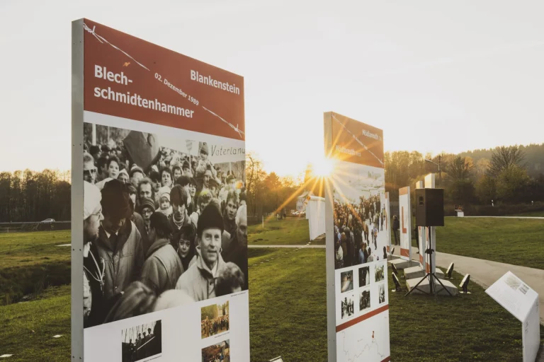 35 Jahre Mauerfall: Open-Air-Ausstellung in Mödlareuth zeigt regionale Grenzübergänge
