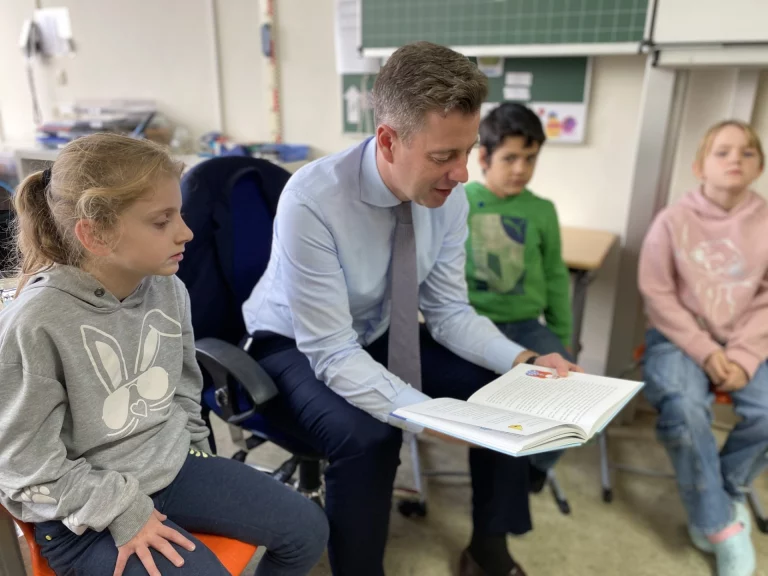 Vorlesetag in der Grundschule: Landrat Dr. Oliver Bär liest den Pumuckl