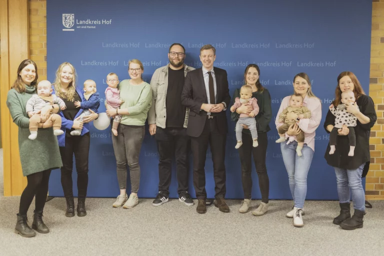 Eltern und Babys zu Besuch bei Landrat Dr. Bär