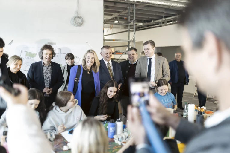 Jugendkunstschule empfängt hohen Besuch