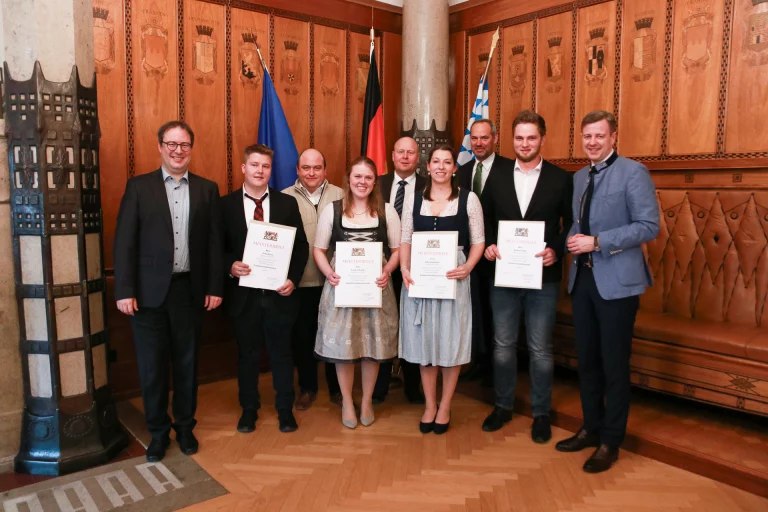 Landwirtinnen und Landwirte aus dem Landkreis Hof erhalten Meisterbriefe