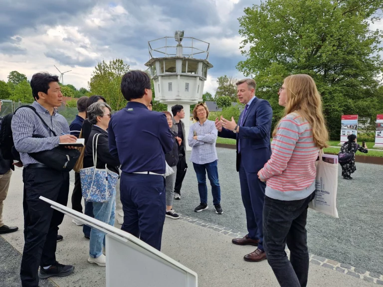 Besuch aus Südkorea: Delegation in Mödlareuth und am Landratsamt