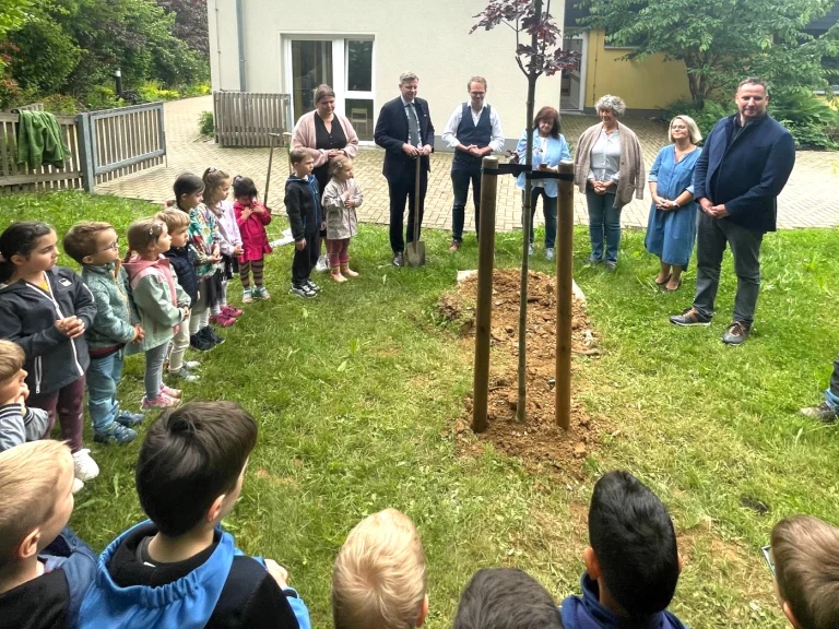 Sun Pass-Aktion – Kinder pflanzen Bäume für Sonnenschutz im Hofer Land