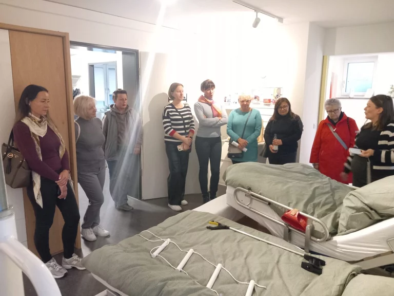 Menschen mit Migrationsgeschichte besichtigten die Musterwohnung
