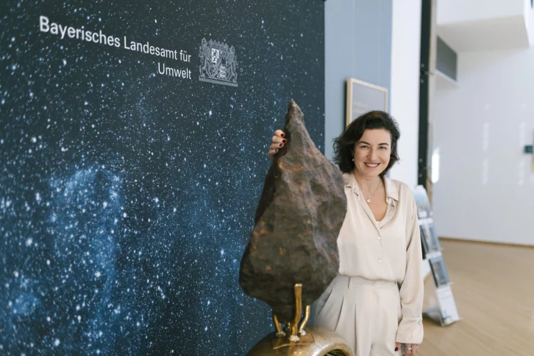 Bundesministerin Dorothee Bär besucht größten Meteoriten Deutschlands in Hof