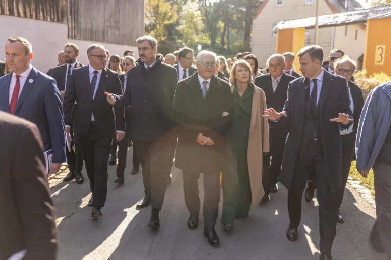 Gruppe von Personen beim Rundgang durch Mödlareuth im Freien