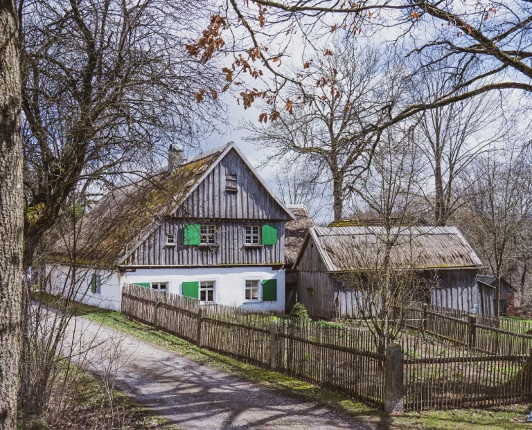 Historisches Fachwerkhaus mit Reetdach und grünen Fensterläden im Textilmuseum Helmbrechts