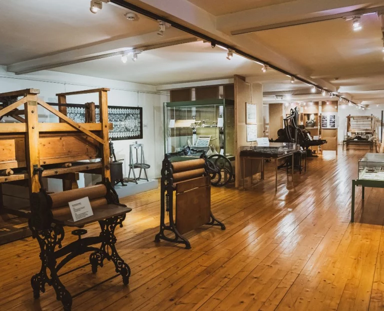 Ausstellungsraum mit historischen Webstühlen und Textilmaschinen im Textilmuseum Helmbrechts