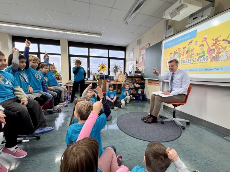 Vorlesetag in der Grundschule Schwarzenbach: Landrat Dr. Oliver Bär liest aus seinem Lieblingskinderbuch