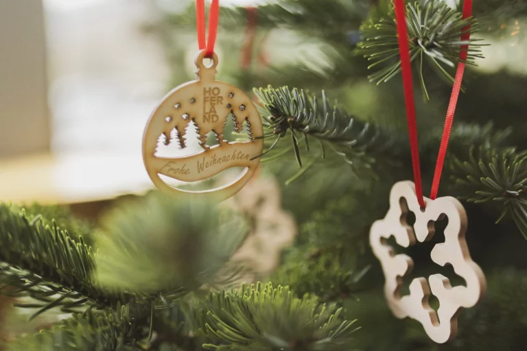 Festlich geschmückte Weihnachtsbäume im Landratsamt