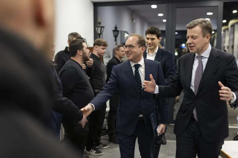 Bundesinnenminister Alexander Dobrindt begrüßt Anwesende per Handschlag beim Besuch im Landkreis Hof