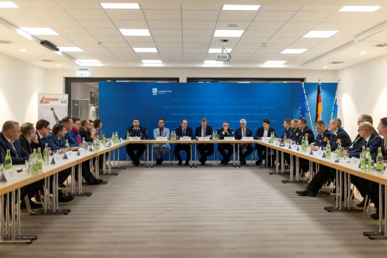Sitzung mit Bundesinnenminister und Vertretern von Katastrophenschutz und Landkreis Hof im U-förmigen Tischarrangement