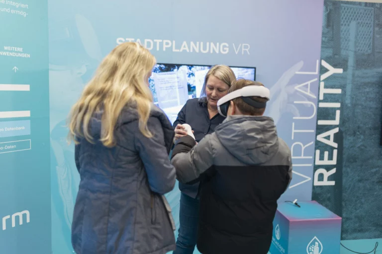 Besucherin testet VR-Brille zur Stadtplanung am Stand „InnovationsRAUM Hofer Land“