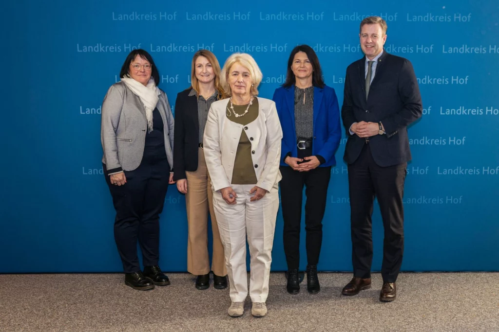 Anke Fischer (Personalrat), Daniela Schreiner (Leiterin Fachbereich Personalwesen), Doris Bauer, Christine Ritter (Fachbereichsleiterin Umwelt) und Landrat Dr. Oliver Bär.