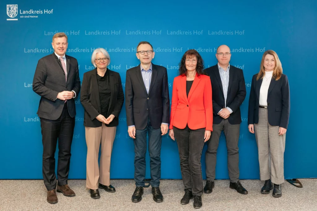 Landrat Dr. Oliver Bär, Gabriele Roth (Personalratsvorsitzende), Reinhard Lein (Geschäftsbereichsleiter), Sandra Rogall-Kleinfeldt, Thomas Hertel (Fachbereichsleiter) und Daniela Schreiner (Leiterin Fachbereich Personalwesen)