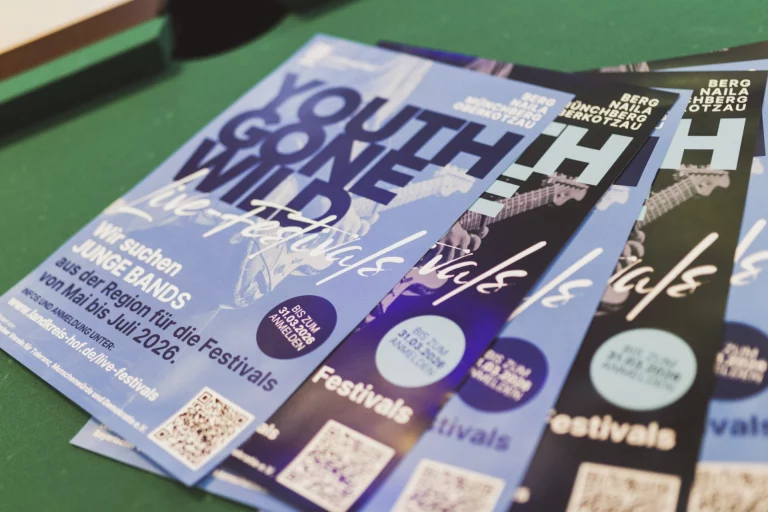 Mehrere Flyer „Youth Gone Wild“ zu den Live-Festivals mit QR-Code zur Bandanmeldung