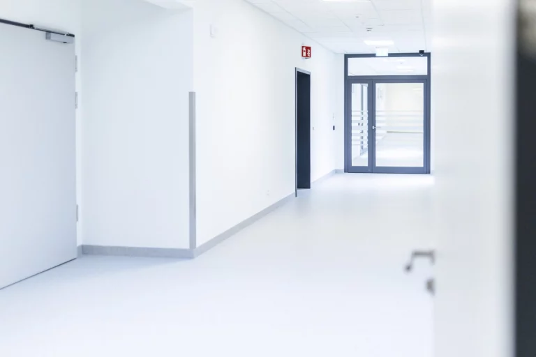 Leerer Flur mit Glastür im Interimsbau der Bezirksklinik Rehau