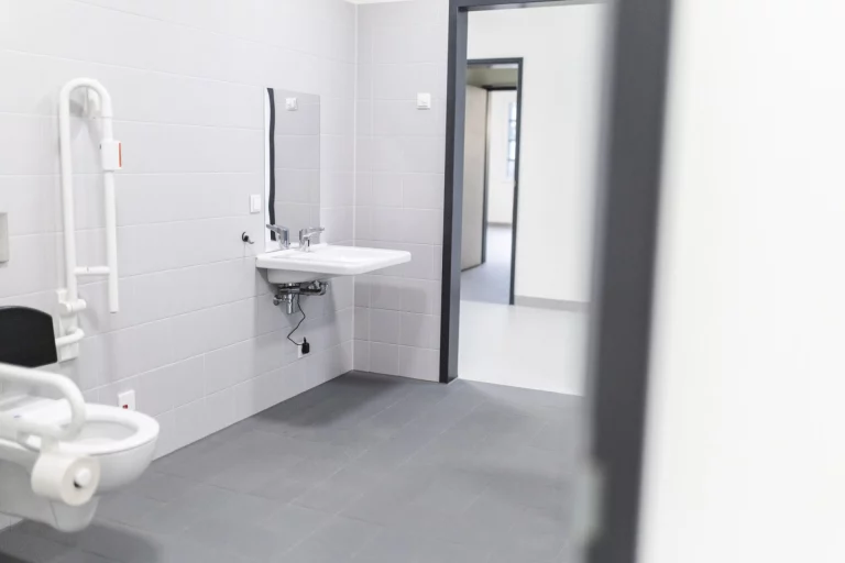 Barrierefreies Bad mit Haltegriffen und Dusch-WC im Interimsbau der Bezirksklinik Rehau