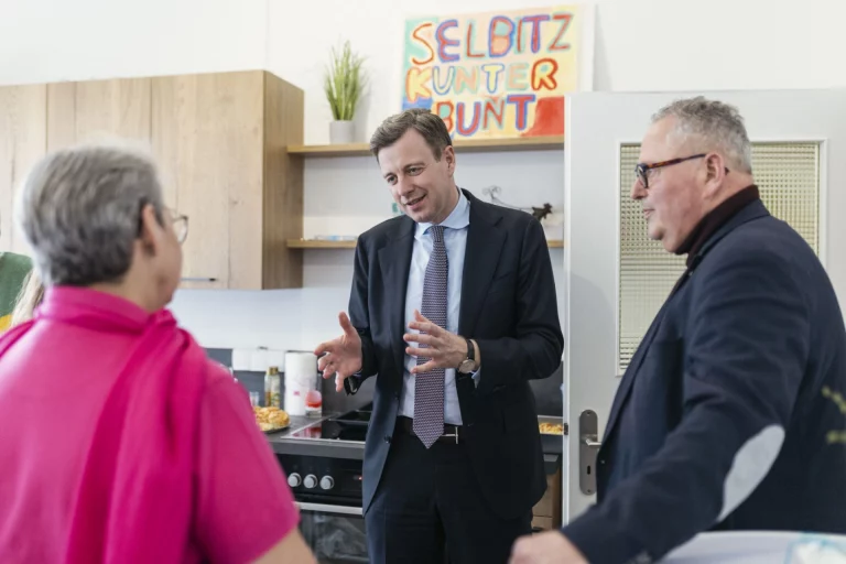 Landrat im Gespräch mit zwei Personen in der Küche von „Selbitz Kunterbunt“