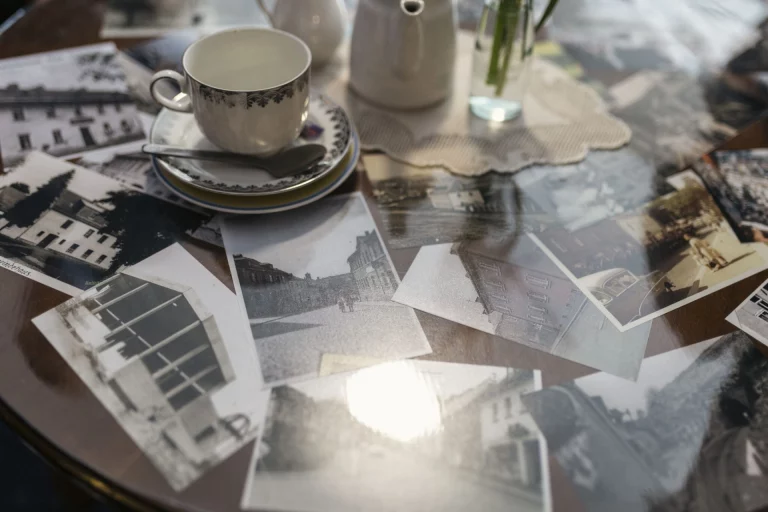 Historische Postkarten von Selbitz neben Kaffeetasse auf einem Tisch