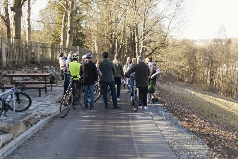 Gruppe mit Fahrrädern auf neu asphaltiertem Abschnitt des Flüsseradwegs bei Untertiefengrün