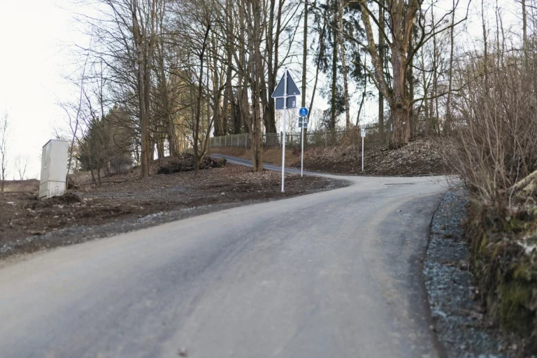 Neu ausgebauter Abschnitt des Flüsseradwegs mit Wegweiser an einer Kurve bei Untertiefengrün