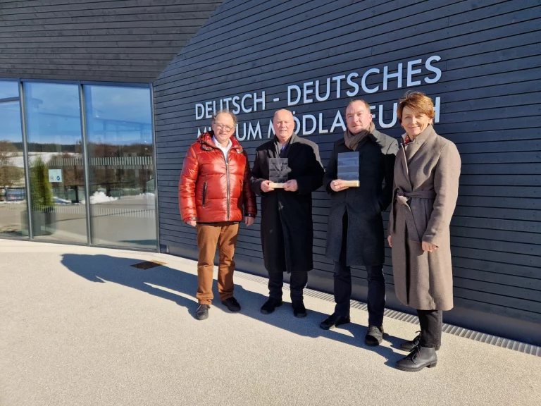 Vier Personen vor dem Gebäude des Deutsch-Deutschen Museums Mödlareuth