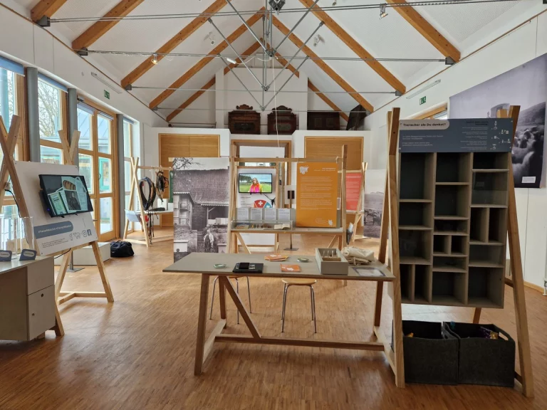 Ausstellungsraum mit Schautafeln, historischen Fotos und Setzkasten zum Museumsthema