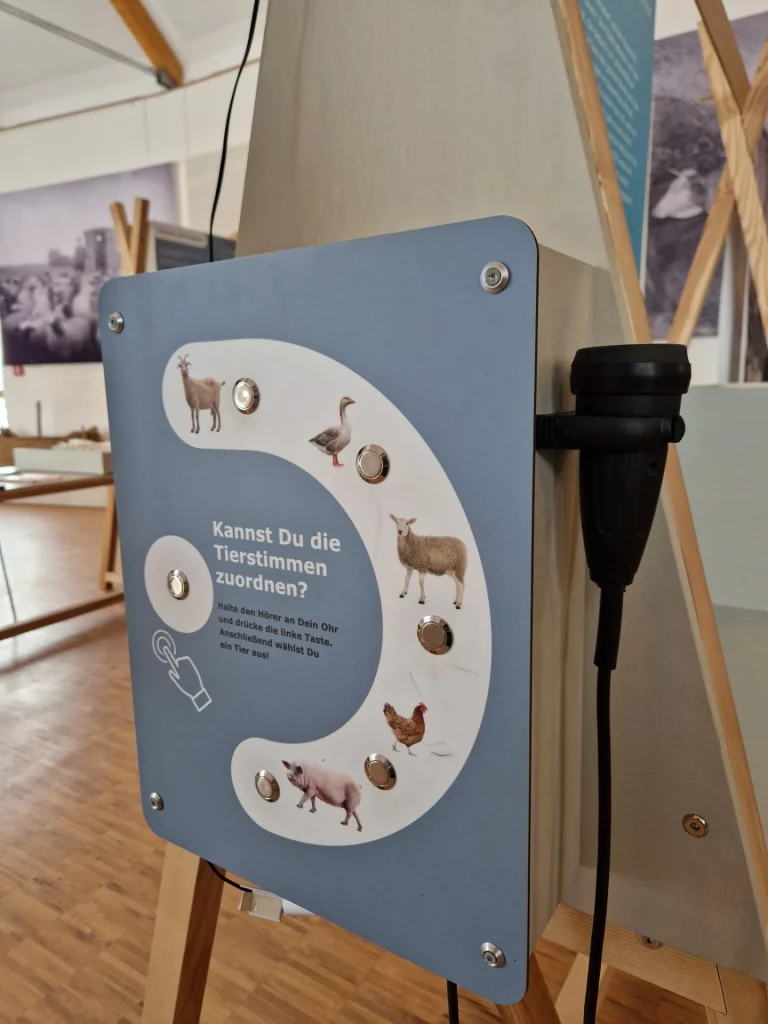 Hörstation mit Drehscheibe zum Erraten von Tierstimmen im Bauernhofmuseum