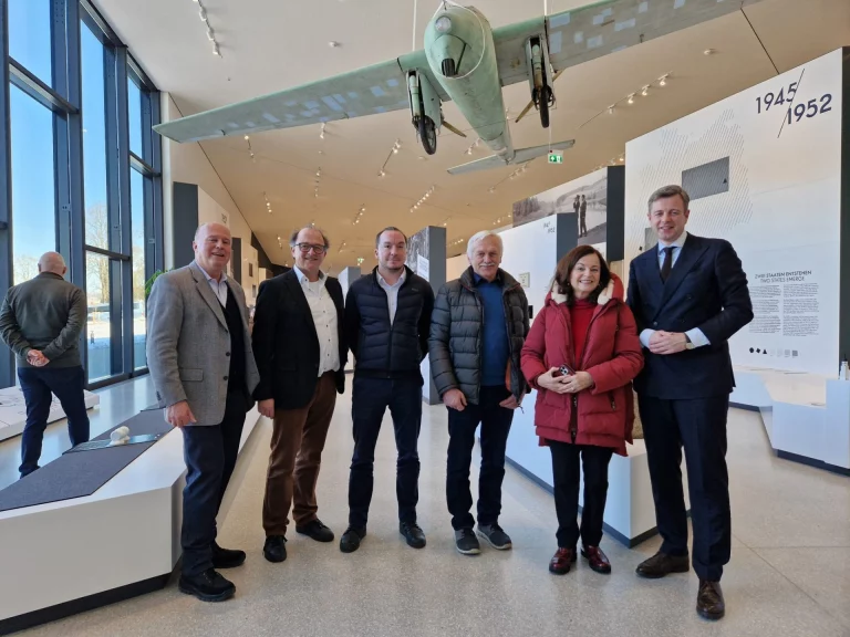 Gruppe von sechs Personen im Deutsch-Deutschen Museum unter historischem Flugzeugmodell