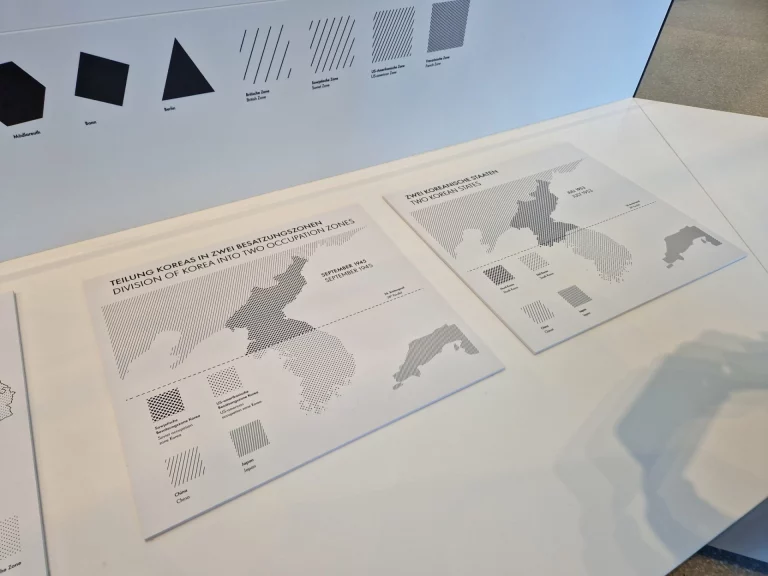 Museumstafeln zur Teilung Koreas in Besatzungszonen und zu zwei koreanischen Staaten