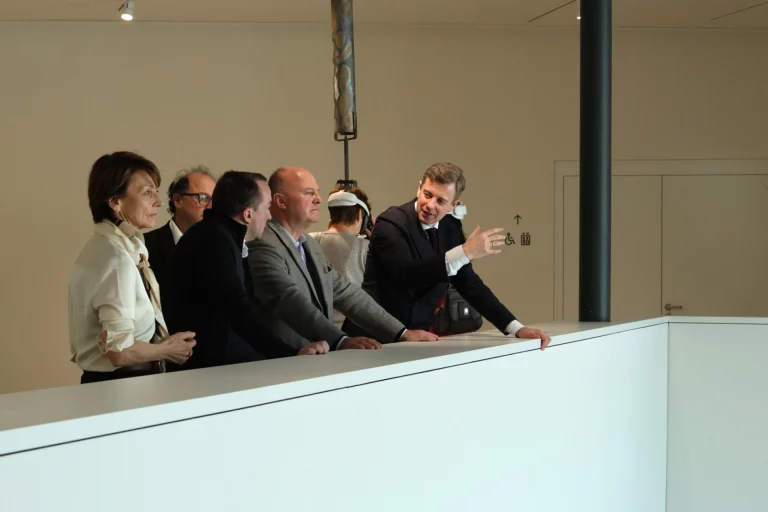 Gruppe von Personen auf einer Empore im Deutsch-Deutschen Museum