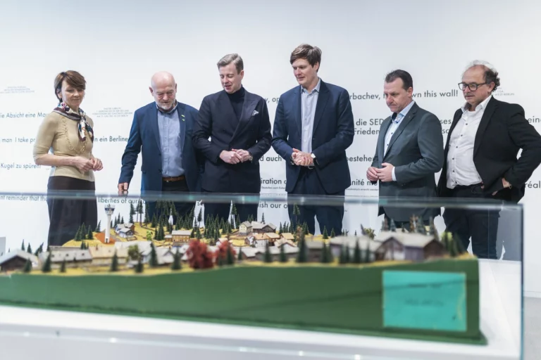 Sachsens Kultusminister besucht Deutsch-Deutsches Museum Mödlareuth