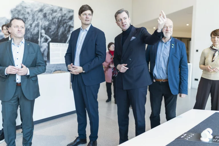 Männer in Anzügen bei einer Führung durch die Ausstellung im Museum Mödlareuth