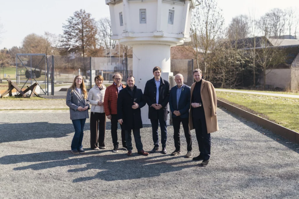 Susan Burger (Museumspädagogin Deutsch-Deutsches Museum Mödlareuth), Christine Franz (Geschäftsführerin Zweckverband Deutsch-Deutsches Museum Mödlareuth), Museumsleiter Robert Lebegern, Jörg Schmidt (Mitglied des sächsischen Landtags), Sachsens Kultusminister Conrad Clemens, Andreas Heinz (Mitglied des sächsischen Landtags), Landrat Dr. Oliver Bär