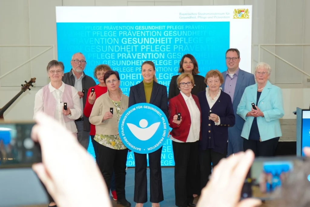 Von links nach rechts: Maria Zitzmann, Anton Zahneisen, Karin Orbes, Marion Rank, Staatsministerin Judith Gerlach, Anna Christine Dorsch (vorne), Tina Kastner, Edeltraud Strom, Regierungspräsident von Oberfranken Florian Luderschmid und Ingrid Adler.