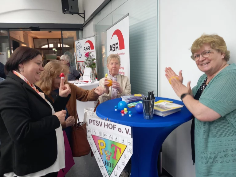 Mehrere Personen an einem Infostand mit Modellen und Materialien des PTSV Hof