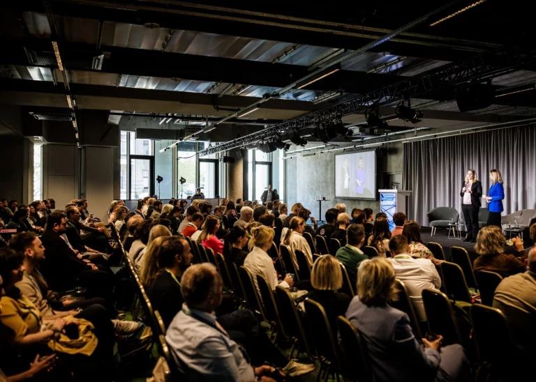 Vortragende vor Publikum bei der Konferenzpräsentation zu hoferLand.digital auf dem MPSC-Kongress