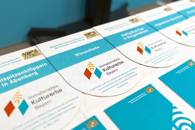 Ausgelegte Urkunden zum immateriellen Kulturerbe, mittig die Auszeichnung für Wiesenfeste