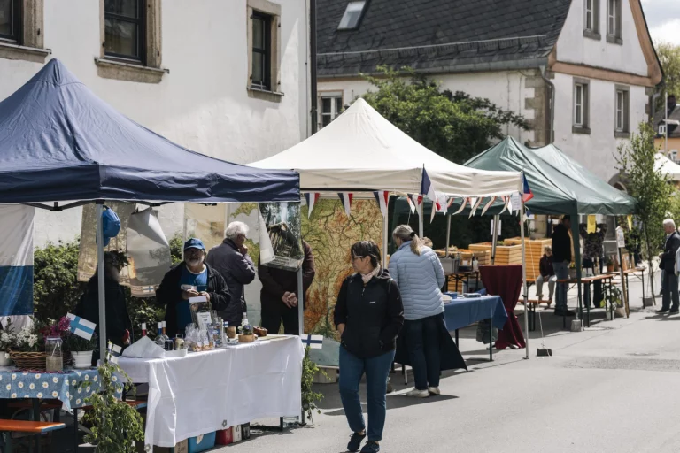 Festzelte und Verkaufsstände mit Besucherinnen und Besuchern in der Innenstadt