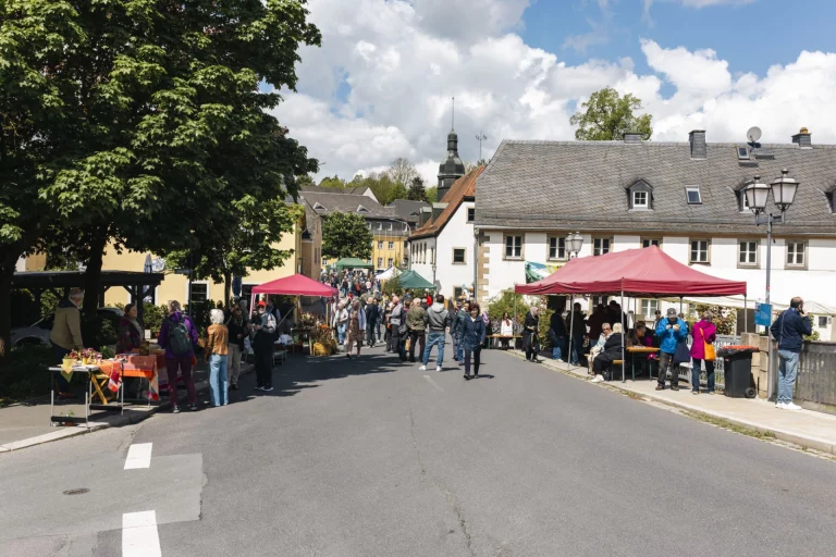 Menschen bei Marktständen und Pavillons in der Altstadt von Schwarzenbach an der Saale
