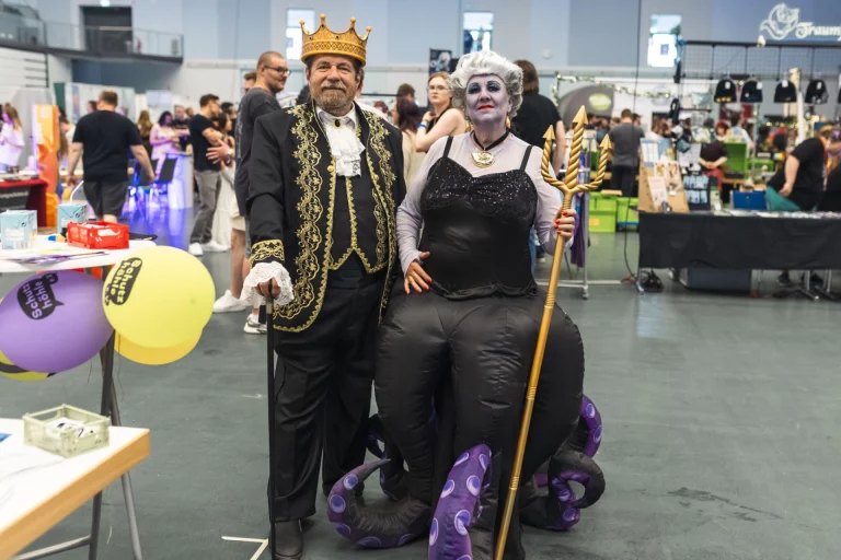 Zwei Cosplayer als König und Meeresschurkin mit Dreizack und Tentakelkostüm bei der LFG Con