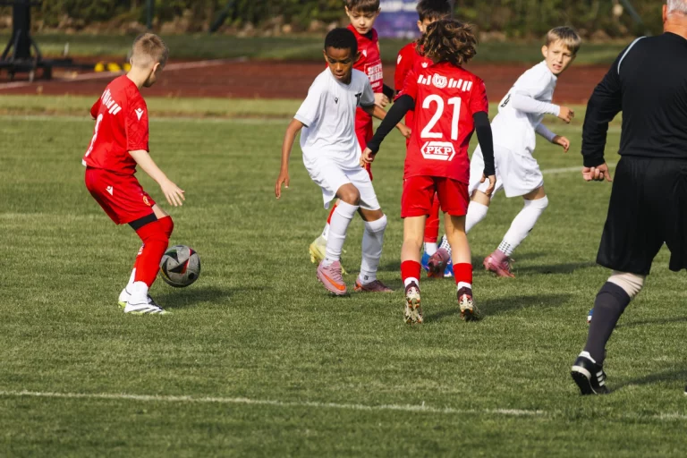 Jungen im Trikot kämpfen beim Fußballturnier um den Ball