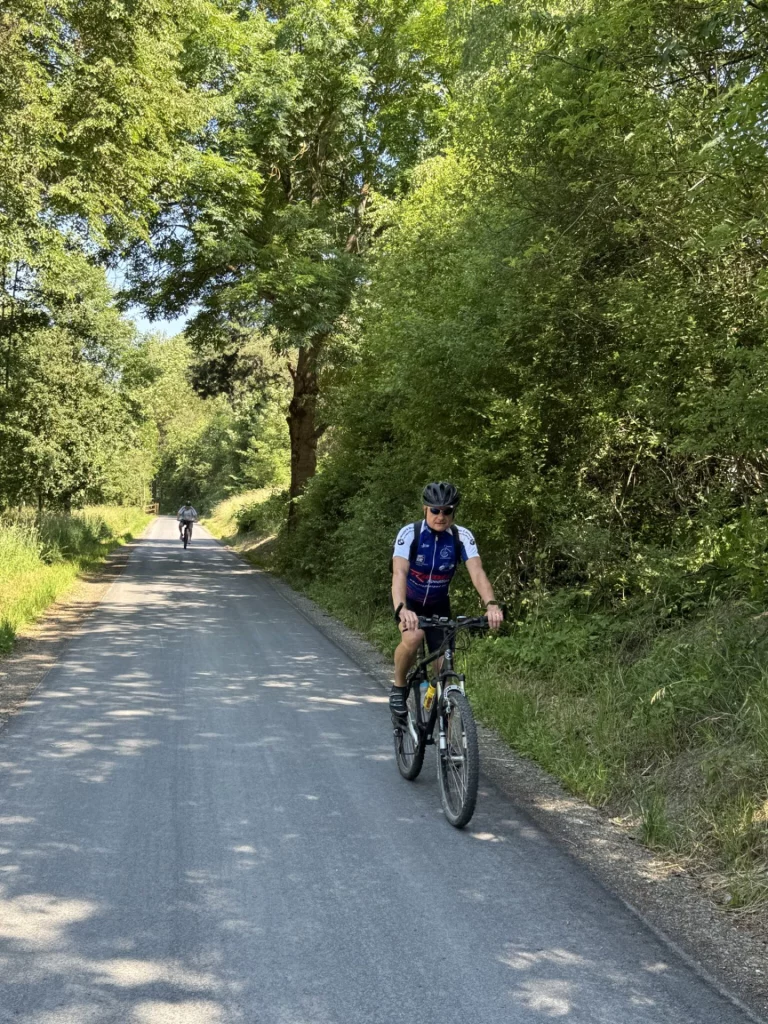 Radfahrer auf asphaltiertem Flüsseradweg zwischen Oberkotzau und Döhlau, von Bäumen gesäumt