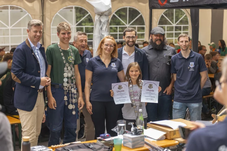 Gruppe von Personen bei Urkundenübergabe im Festzelt des Jugendausbildungszeltlagers
