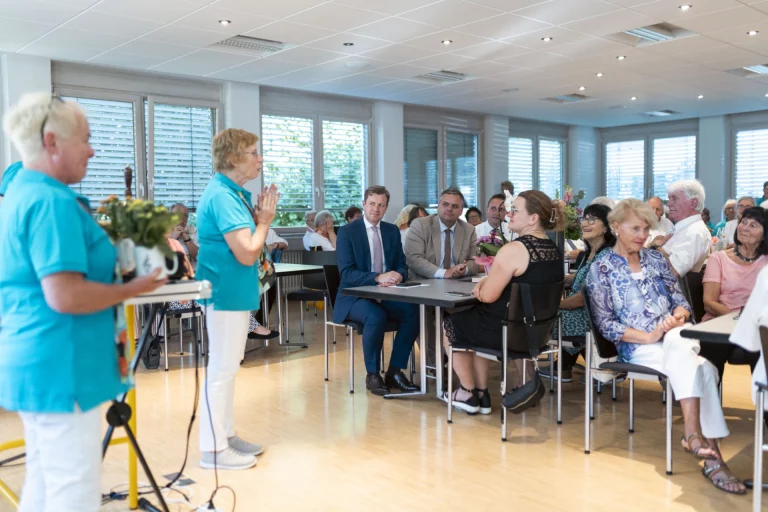 Rednerin spricht zu sitzendem Publikum bei einer Ehrung für ehrenamtliches Engagement